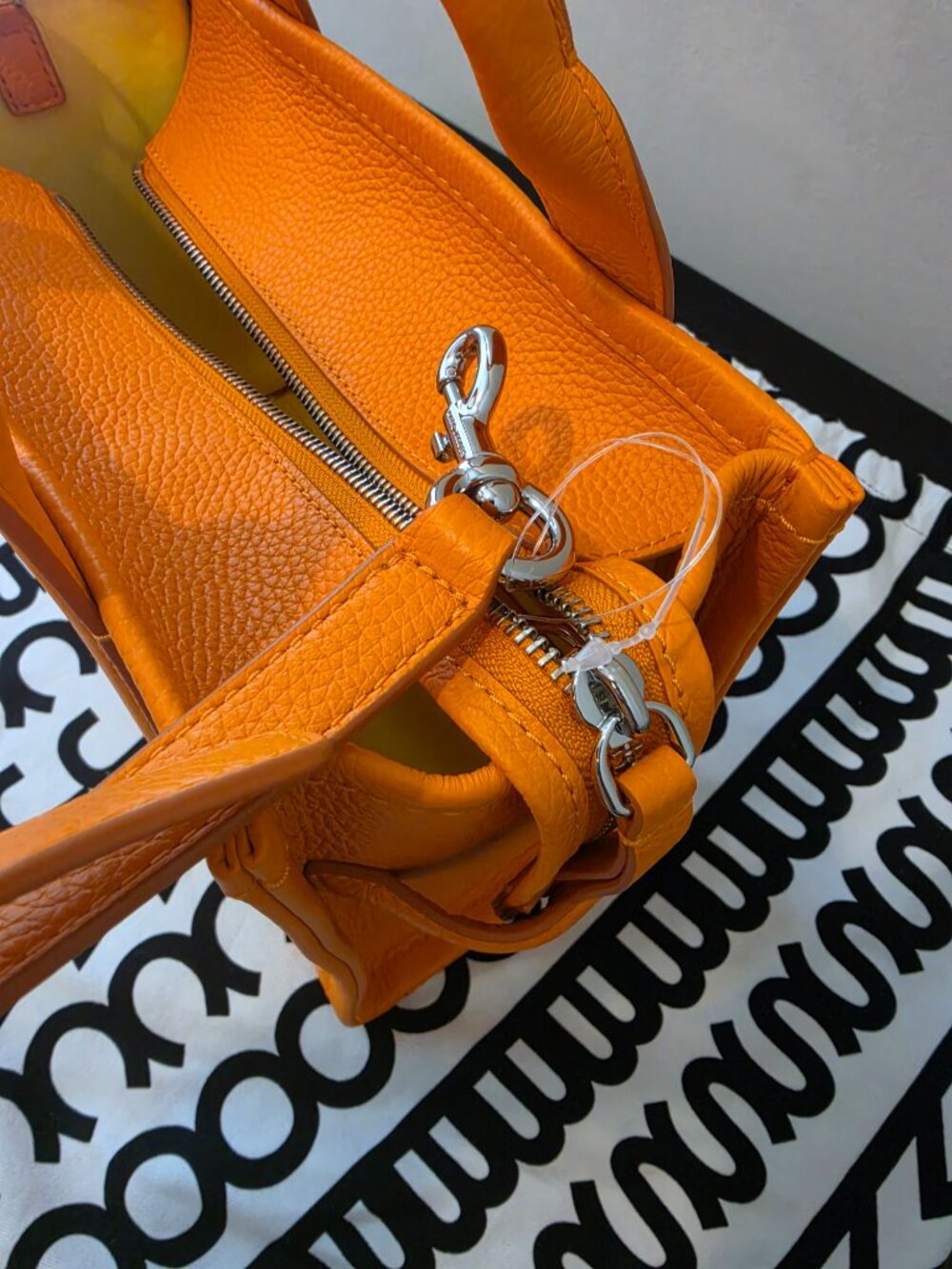 Marc Jacobs Small Leather Orange Tote Crossbody w/ Matching wallet & Tote Charm - Picture 4 of 11